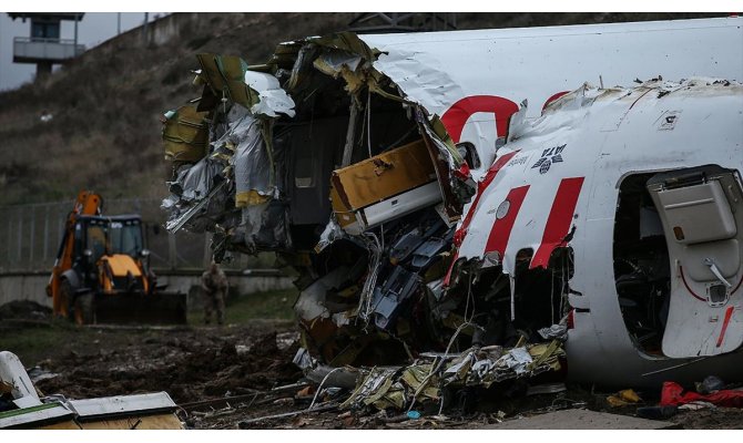 Pistten çıkan uçak parçalara ayrılıp kaldırılacak