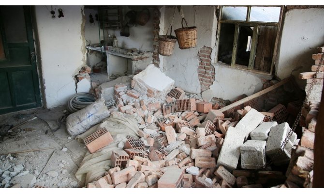 Manisa'daki depremde 305 ağır hasarlı yapı-konut tespit edildi