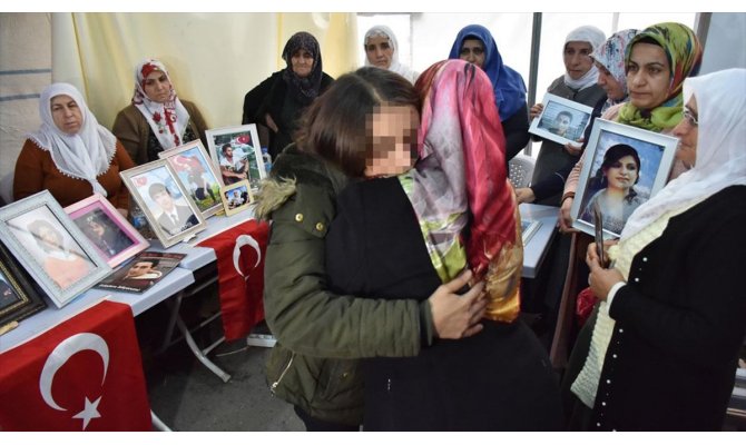 Teröristlerden kaçıp güvenlik güçlerine teslim olan kız Diyarbakır annelerini ziyaret etti