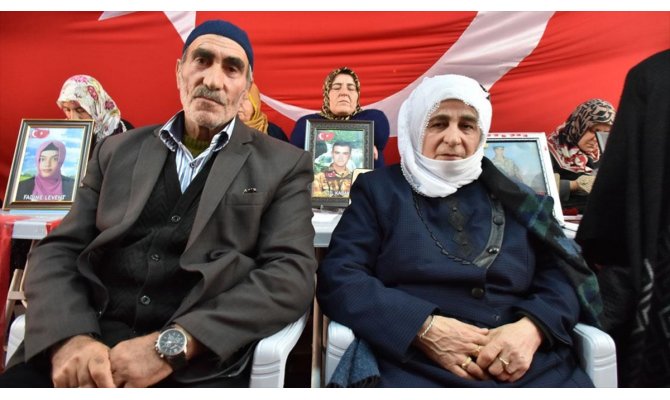 Diyarbakır annelerinin evlat nöbetine bir aile daha katıldı