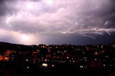 Bartında şimşekli gece