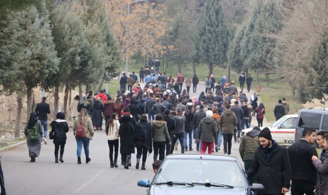 Kahramanmaraş'ta Üniversite öğrencileri "çürük bina" protestosu yaparak derslere girmediler