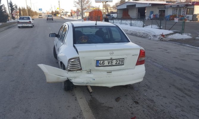 Frene bastı otomobil çarptı