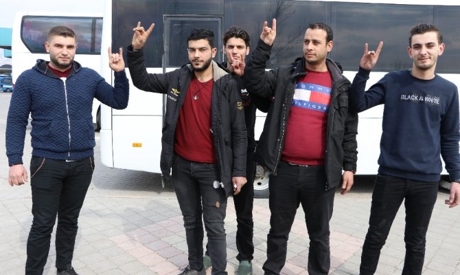 Suriyeli gençler Mehmetçiğe destek için yola çıktı