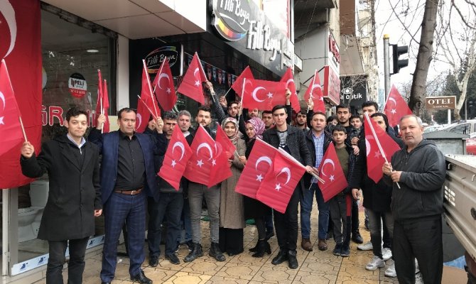 Kahramanmaraş'ta Gençler şehitler için bayrak dağıttı