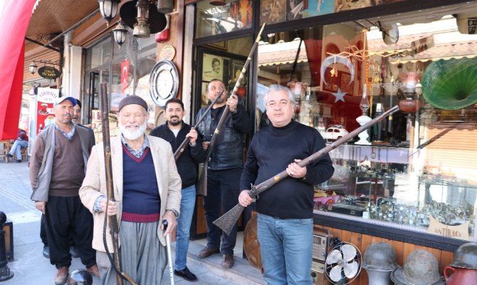 Kahramanmaraş'ta Mehmetçiğe antika silahlarla destek