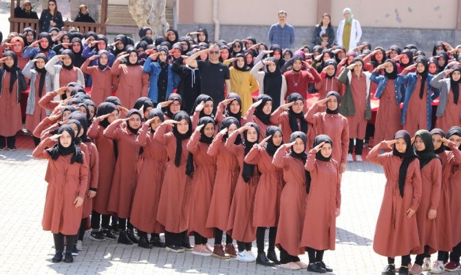 İmam hatipli kızlardan Mehmetçiğe asker selamıyla destek