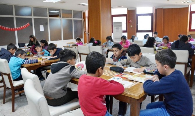Çocuklar kütüphaneyle buluşturuluyor