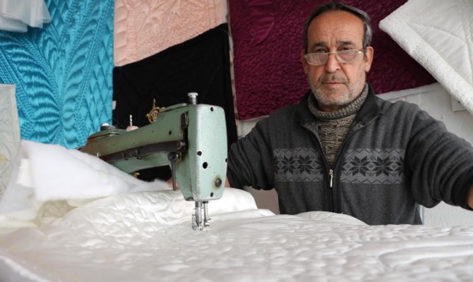 Yorgan ustası zamana direniyor