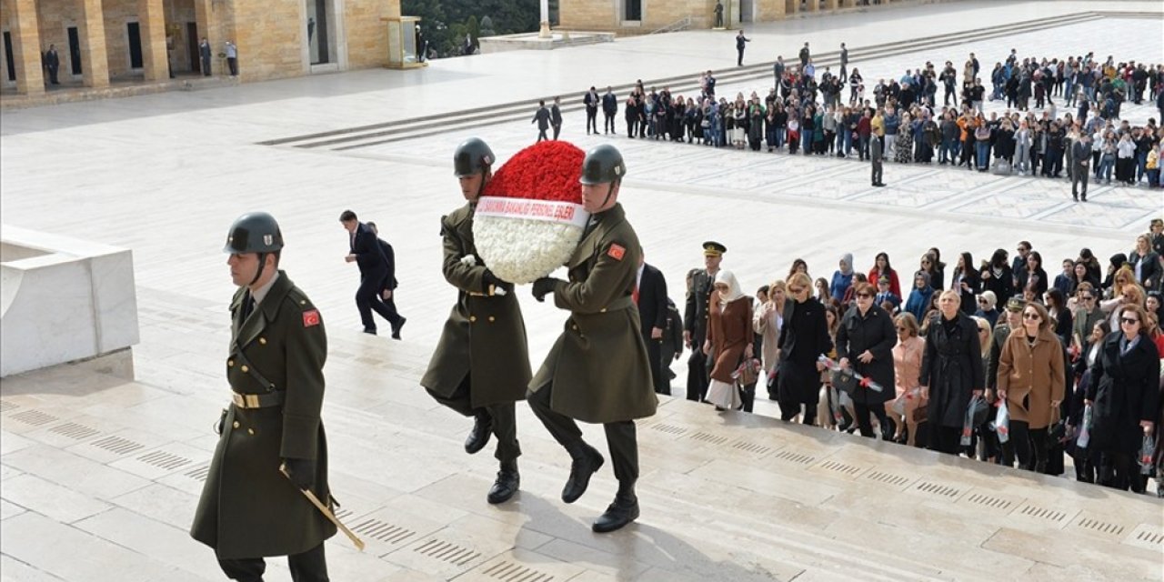 Bakan Akar’ın eşi Şule Akar’dan Anıtkabir’e ziyaret