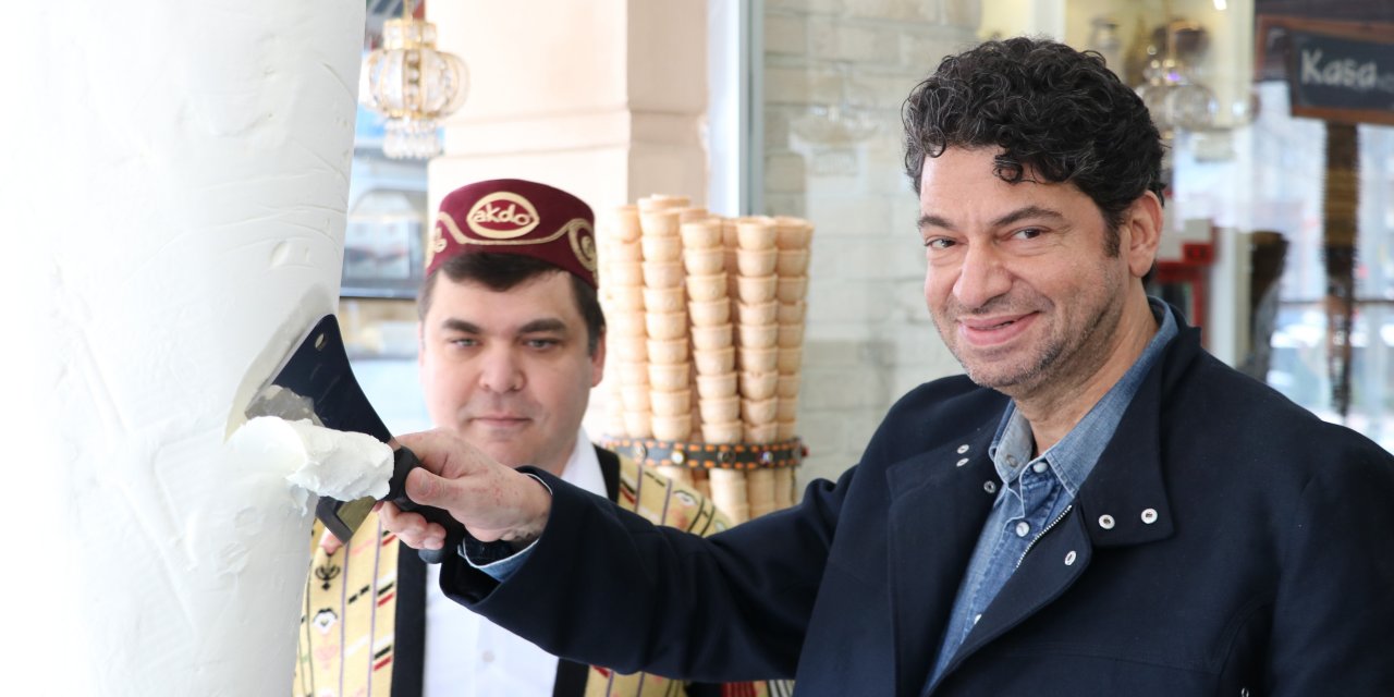  Hakan Taşıyan satırla Maraş dondurması kesti  