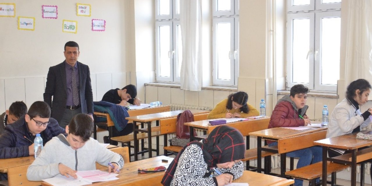 Elbistan'da öğrenciler matematik sınavında ter döktü