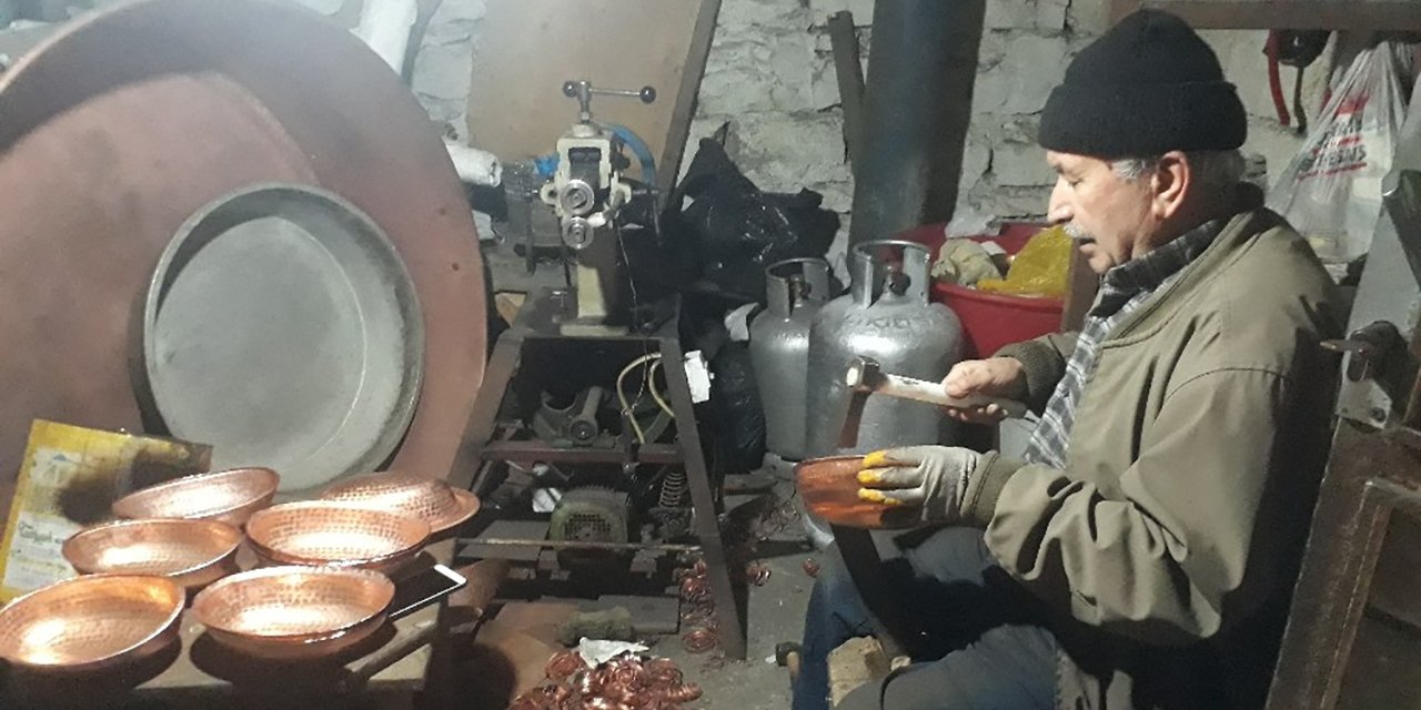 60 yıldır bakırı sanata dönüştürüyor