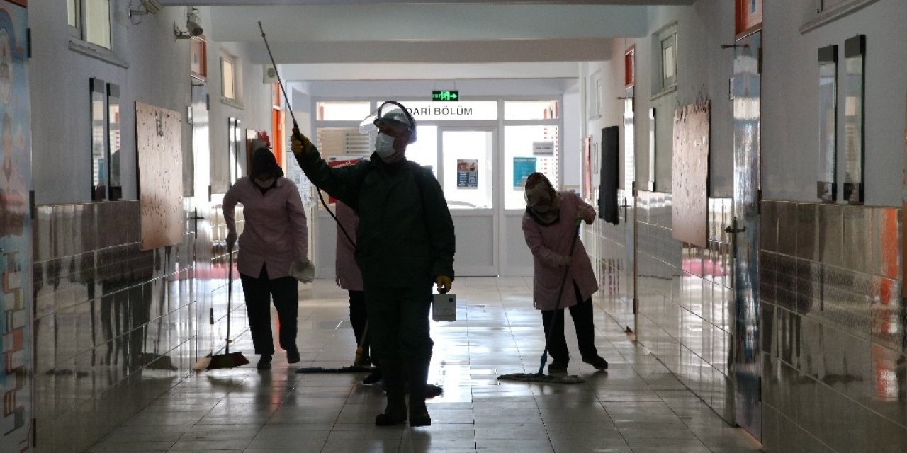 Okullar koronavirüs için dezenfekte edildi