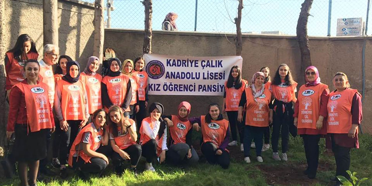 Şehitler için fidan diktiler