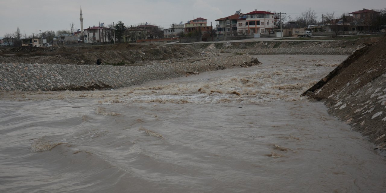  Ceyhan Nehri taştı araziler su altında kaldı