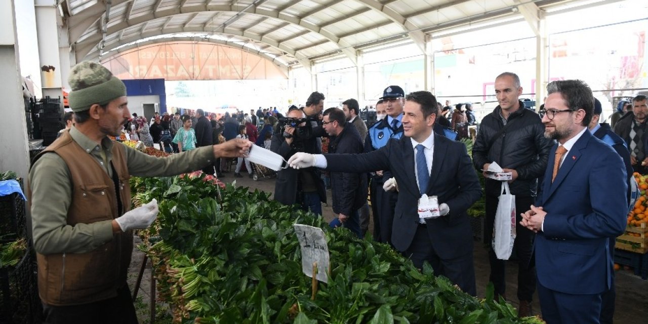 Pazarcı esnafına eldiven ve maske dağıtıldı