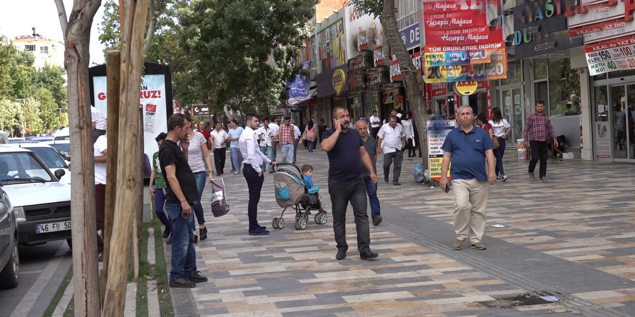 Sağlıkçılar uyarıyor: Zorunlu olmadıkça kalabalığa karışmayınız