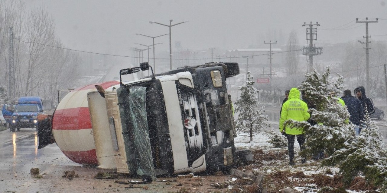 Beton mikseri devrildi: 2 yaralı