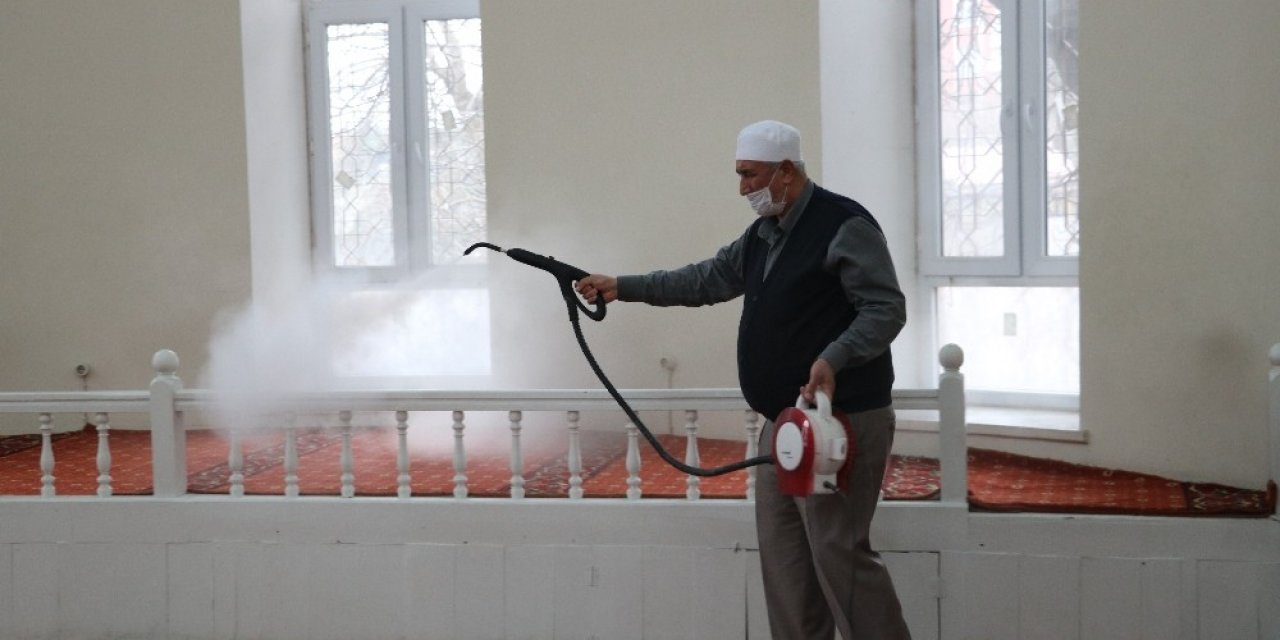 Kahramanmaraş'ta İmamlar camilerini dezenfekte ediyor