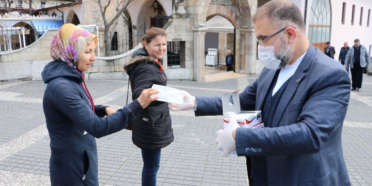 Sokakta vatandaşlara 5 bin adet bedava maske dağıttı