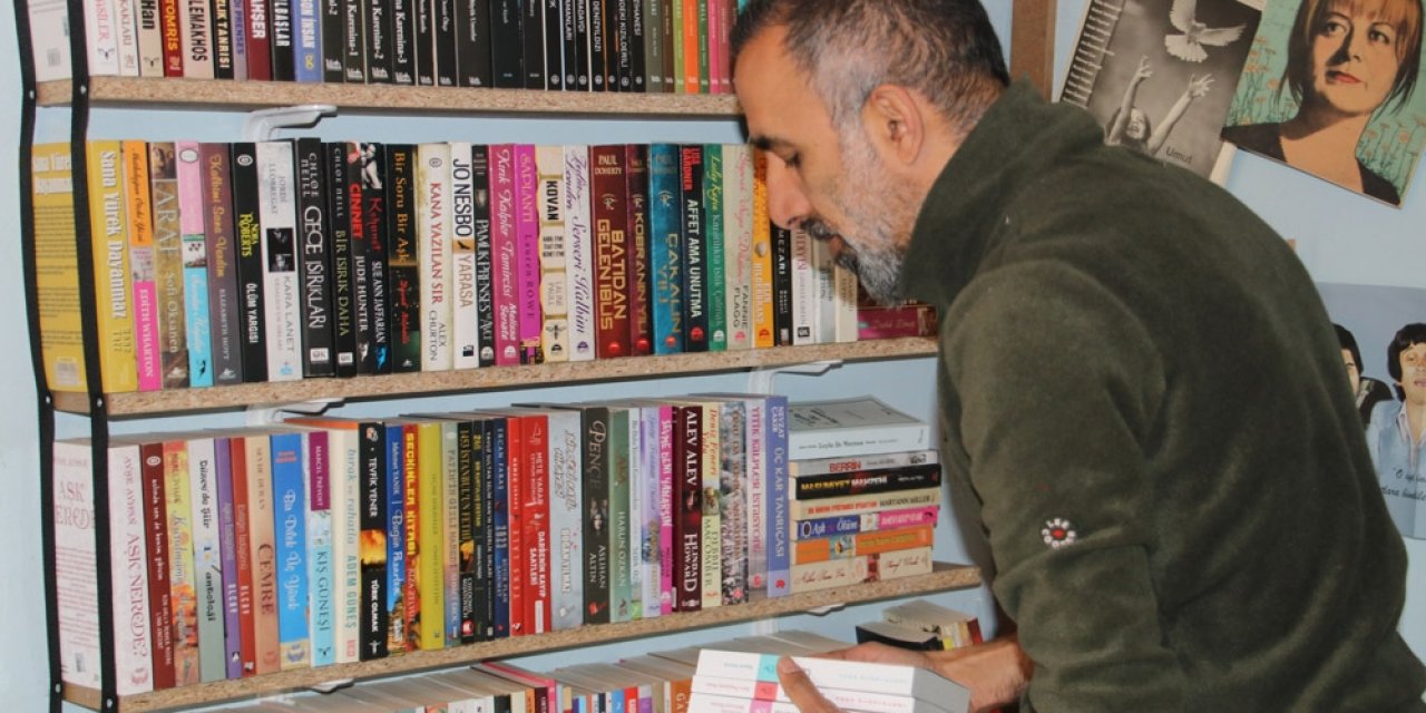 Kitap dostu terzi, evlere kitap servisi yapıyor