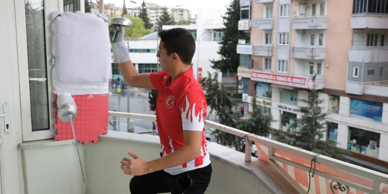 Milli Eskrimci Semih evde çalışıyor