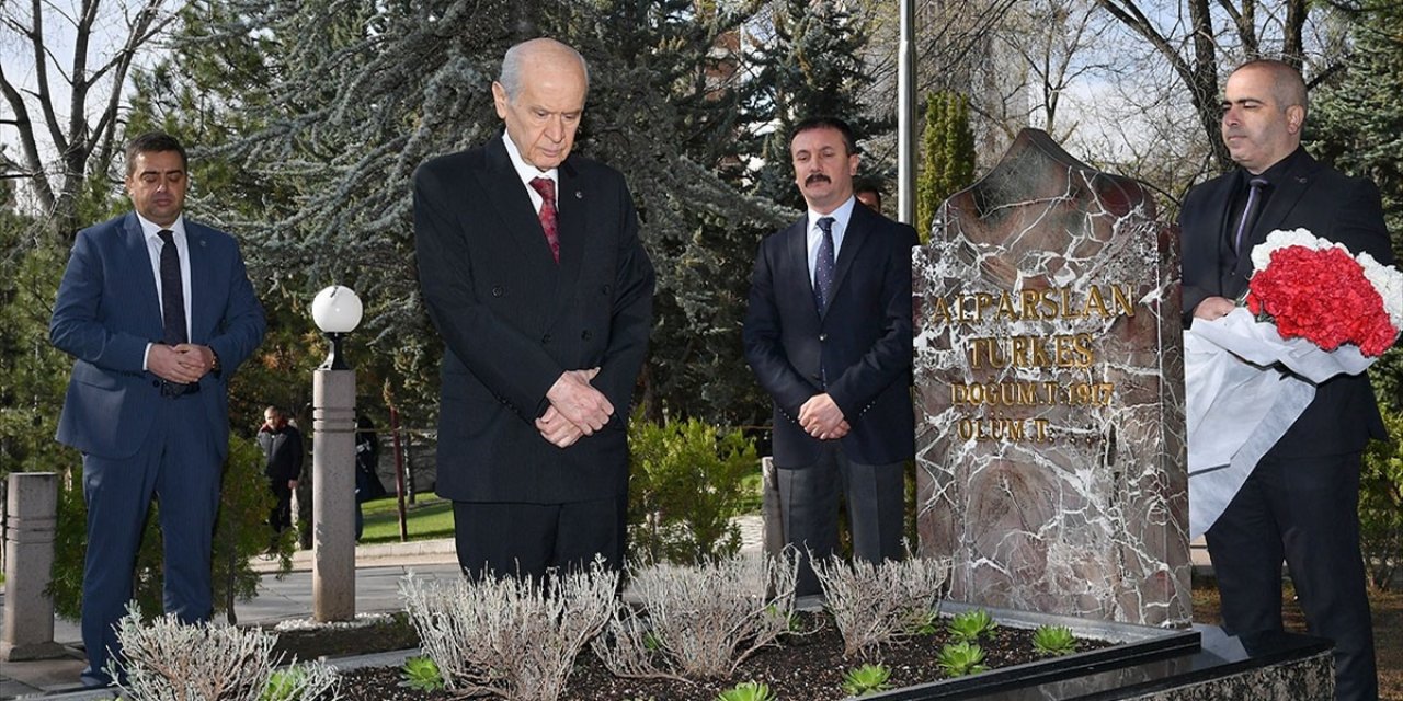 Bahçeli, Merhum Türkeş'in mezarını ziyaret etti