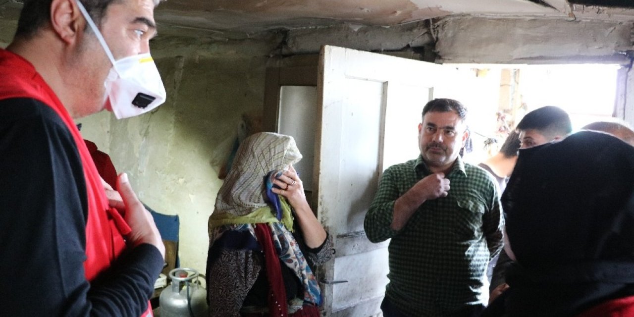 Kahramanmaraş'ta yaşlı kadına Kızılay yardım elini uzattı