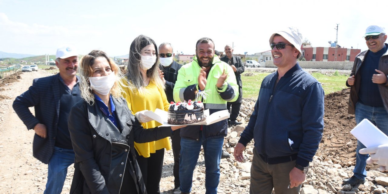 Başkan Okumuş’a arazide doğum günü sürprizi