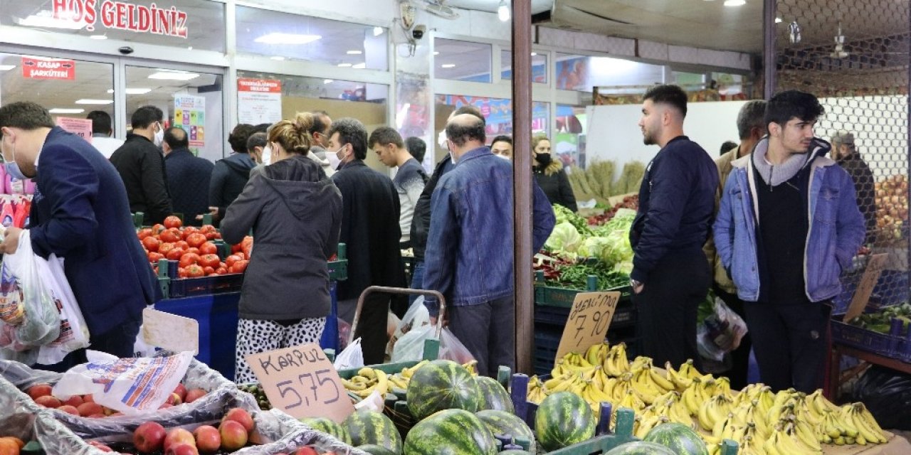 Sokağa çıkma yasağını duyanlar fırın ve marketlere koştu