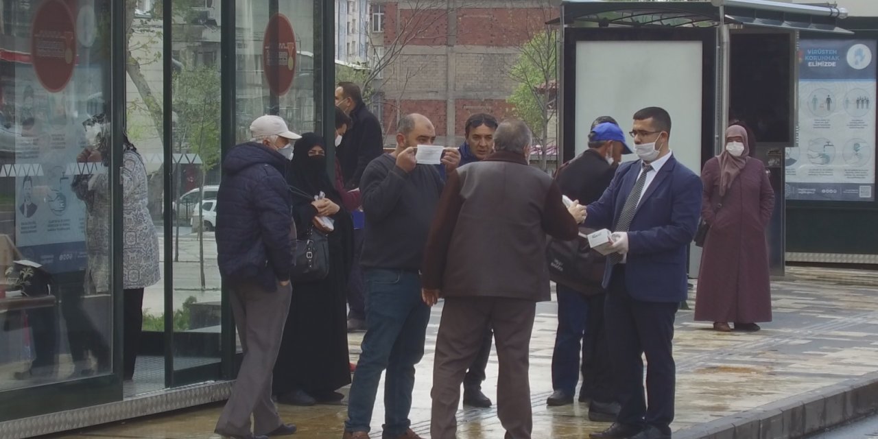 Büyükşehir caddelerde maske dağıtıyor