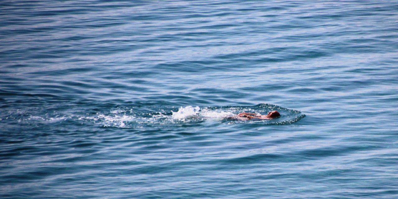 Sokağa çıkmadılar ama denize girdiler