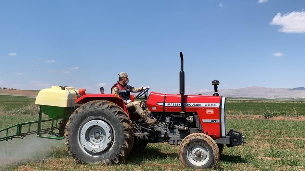 Kahramanmaraş'ta Jandarma çiftinin tarlasını gübreledi
