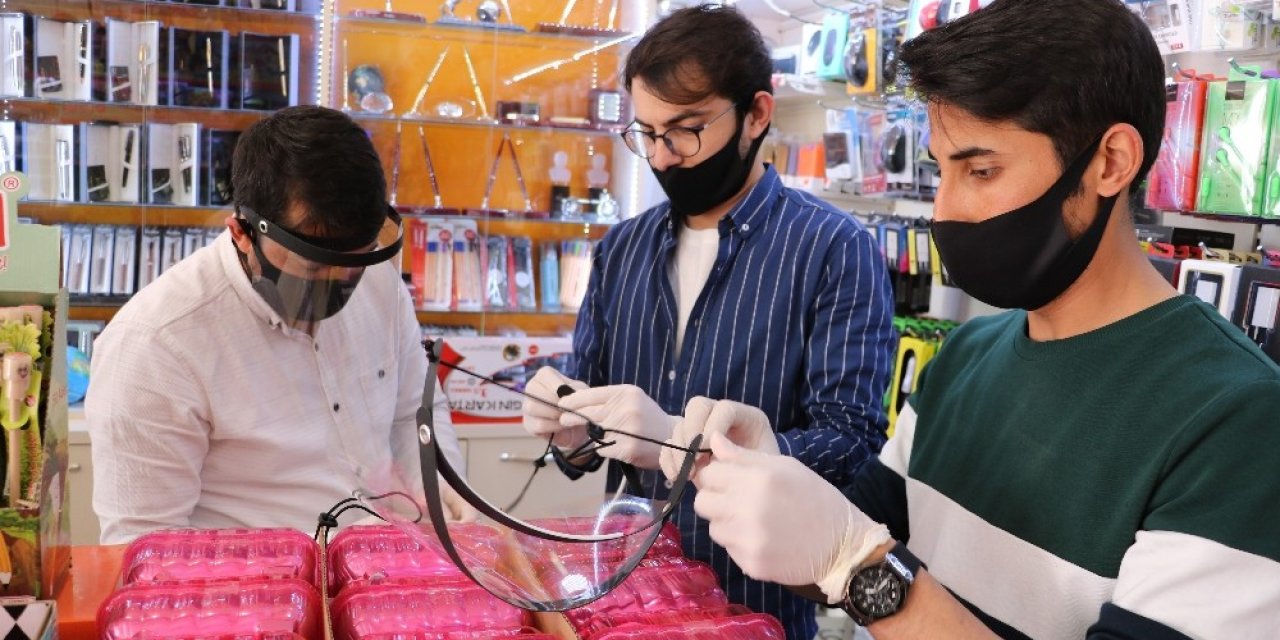 Kahramanmaraş'ta Kırtasiyeciden sağlık çalışanlarına siperli maske