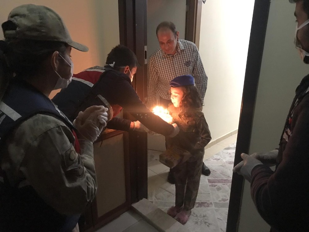 Jandarmadan küçük Elif Su’ya doğum günü sürprizi