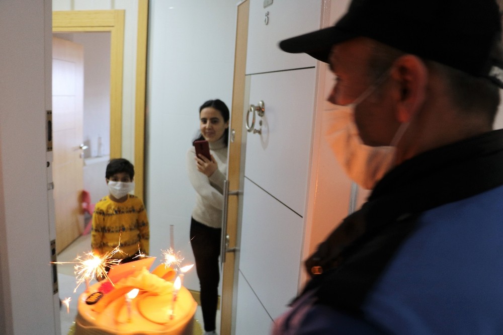 Sağlık çalışanı anneyi ağlatan doğum günü sürprizi