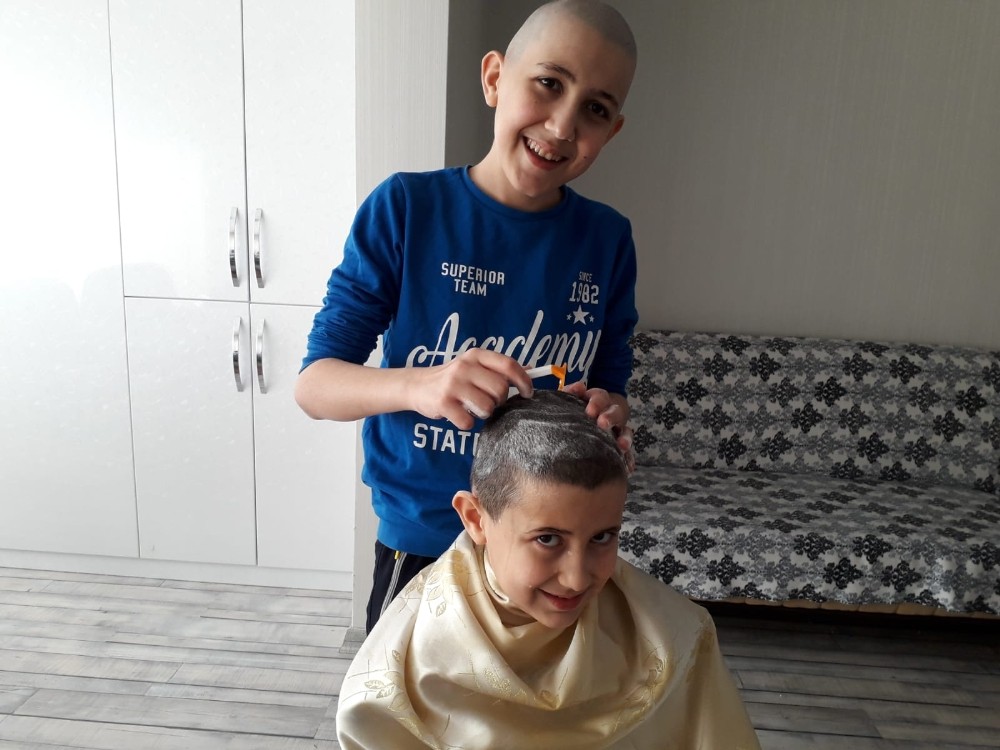 "Evde kal" çağrısına uyan iki kardeş birbirini tıraş etti