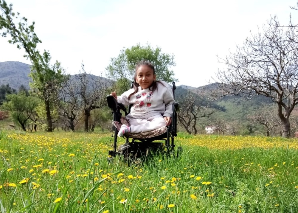 Cam kemik hastası İkra karantina günlerini doğa ile baş başa geçiriyor