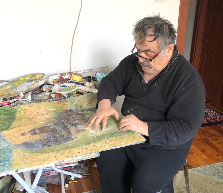 Karantina günlerinde evini resim atölyesine çevirdi