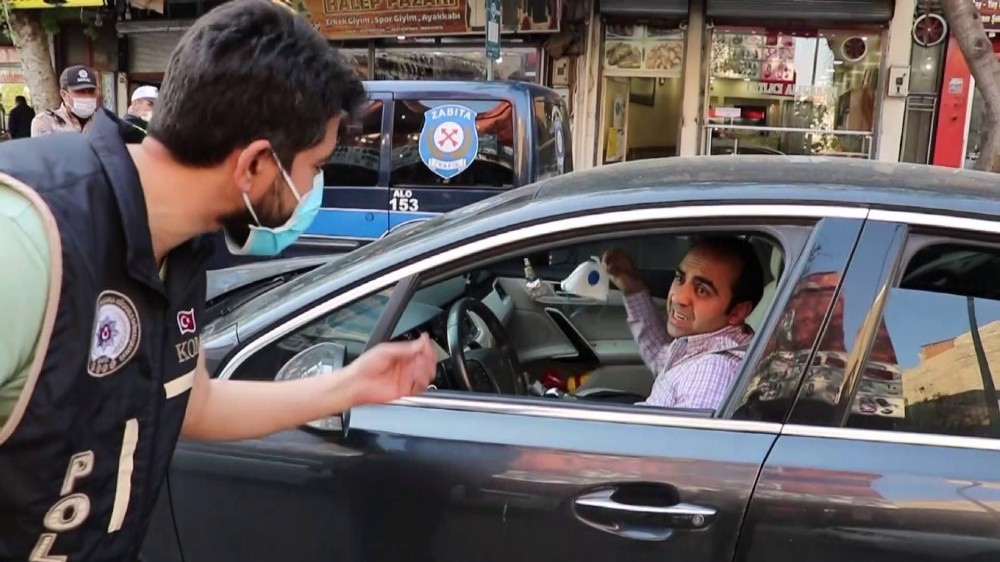 Bu polisin maske uyarısına itiraz eden olmadı