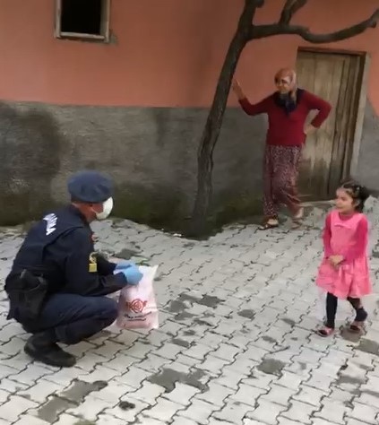 5 yaşındaki Gülsüm, jandarma aracılığıyla kampanyaya destek oldu