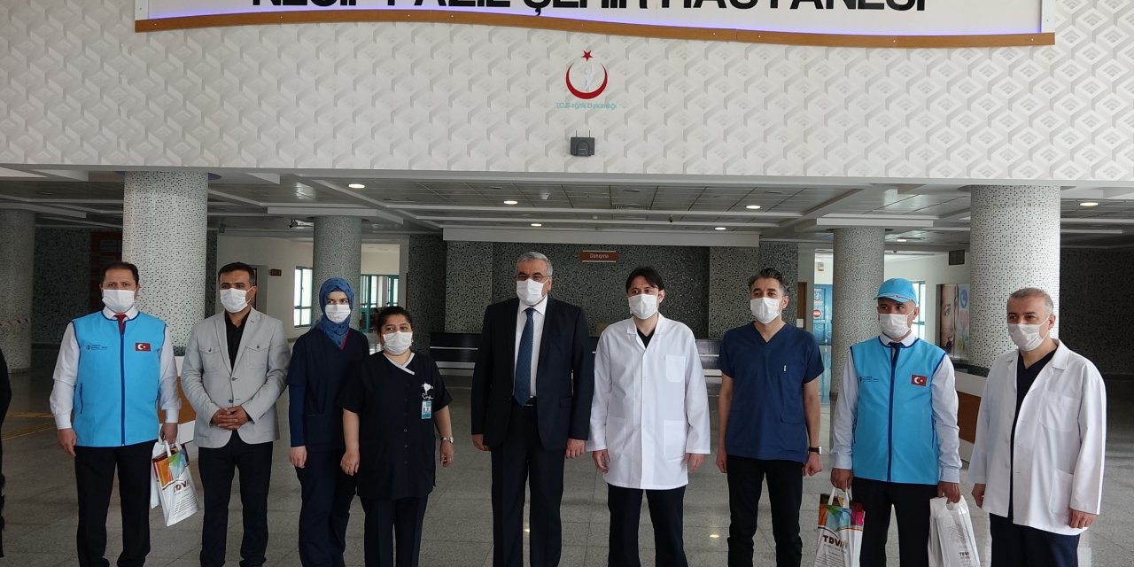 Müftü’den sağlıkçılara moral ziyareti