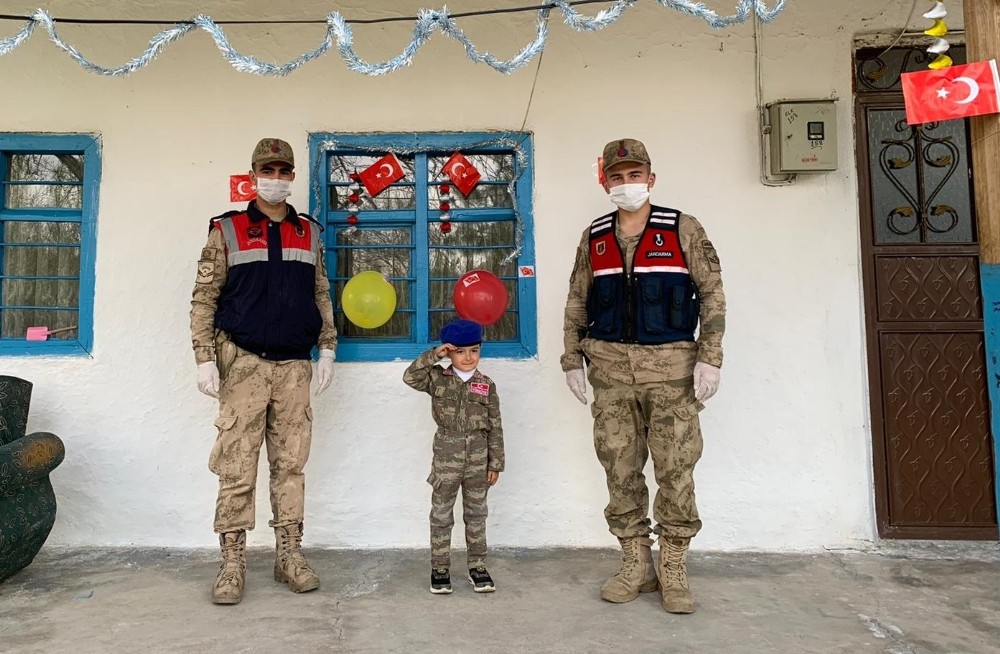 Küçük Muhammet 23 Nisan’ı askeri üniformasıyla kutladı