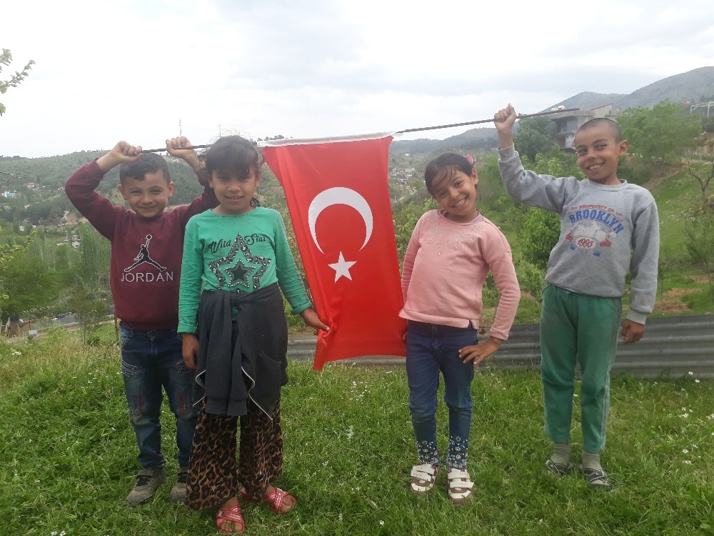 Köy çocuklarının 23 Nisan kutlaması