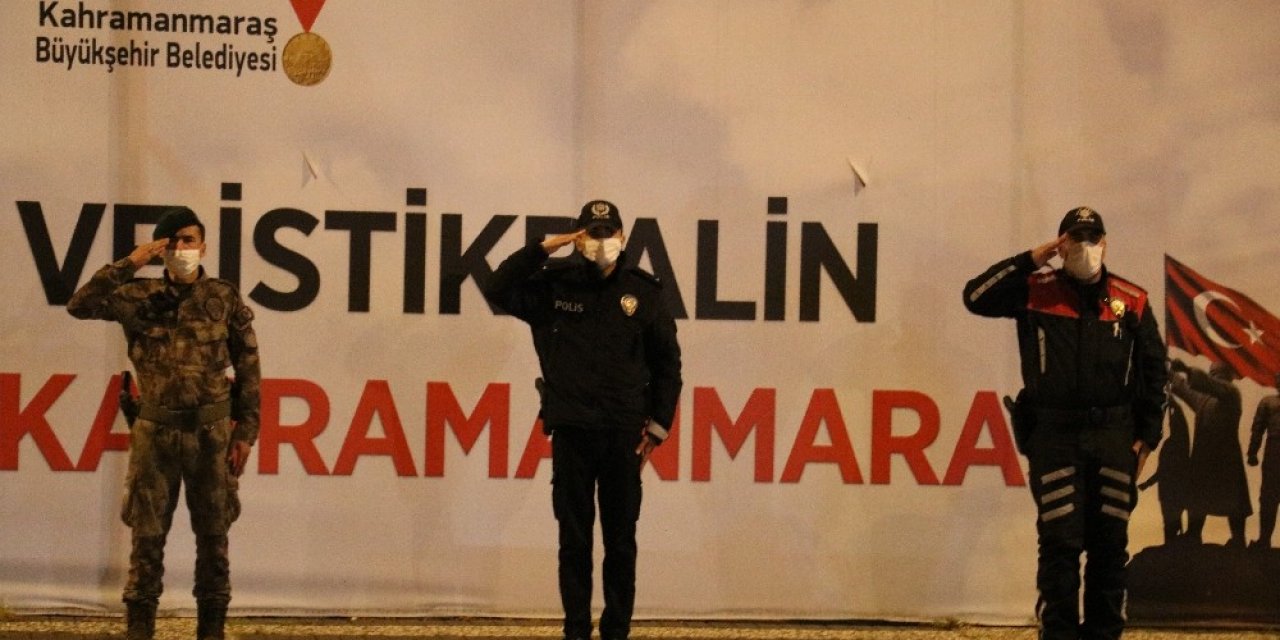 Kahramanmaraş'ta Polisler hep birlikte İstiklal Marşı okudu