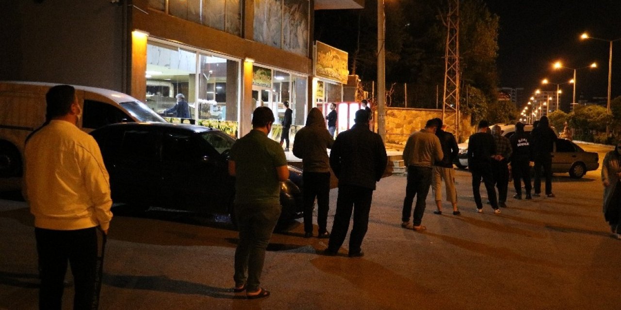 Pazar günü son saatlerde pide kuyruğu oluştu