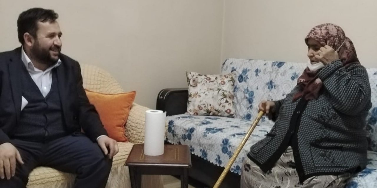 Cami imamı ihtiyaç sahiplerinin yardımına koşuyor