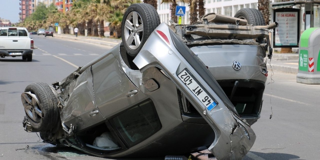Hızını alamayan otomobil 5 araca çarptı: 1 ağır 2 yaralı