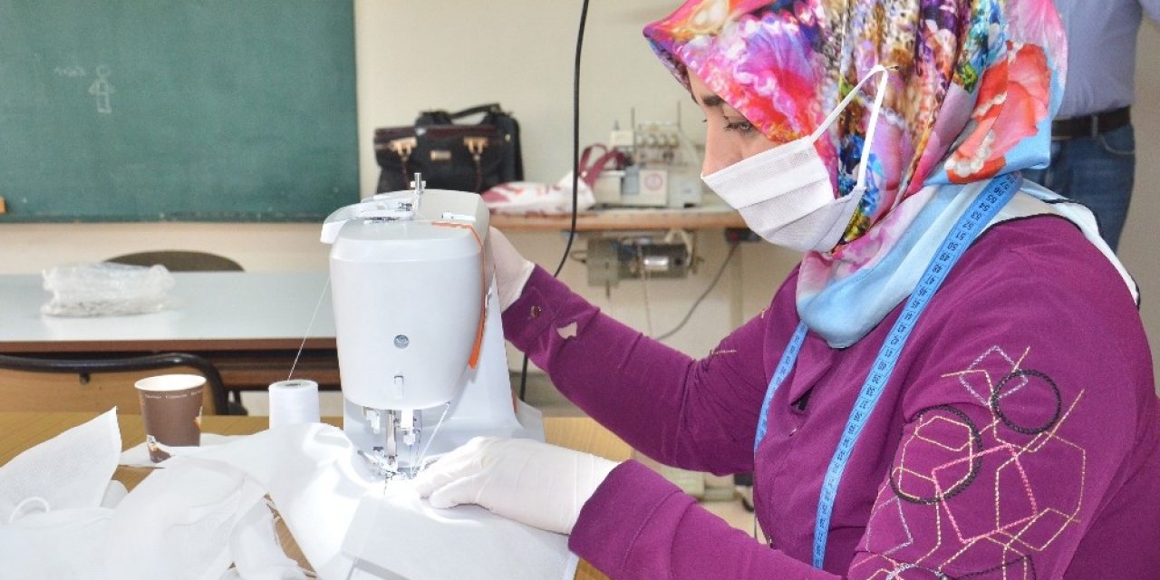 Elbistan’da usta öğreticilerle öğretmenler 18 bin maske üretti